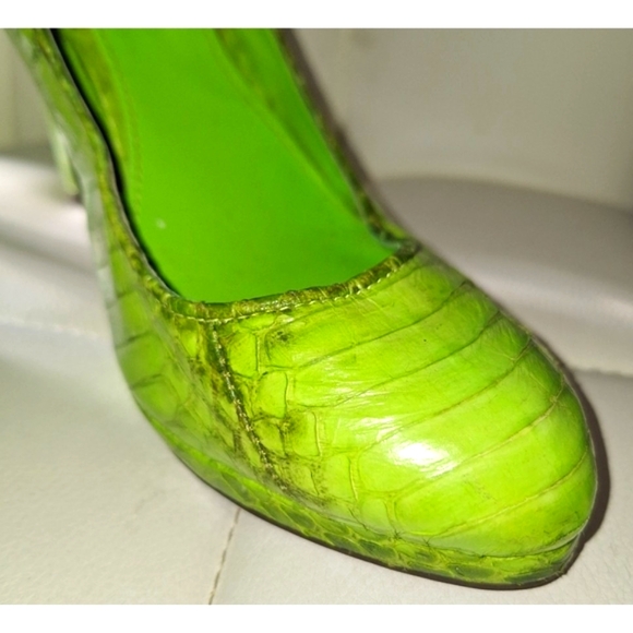 Lauren Ralph Lauren | Kailee Snakeskin Embossed Platform Pumps - Lime Green - Picture 10 of 13
